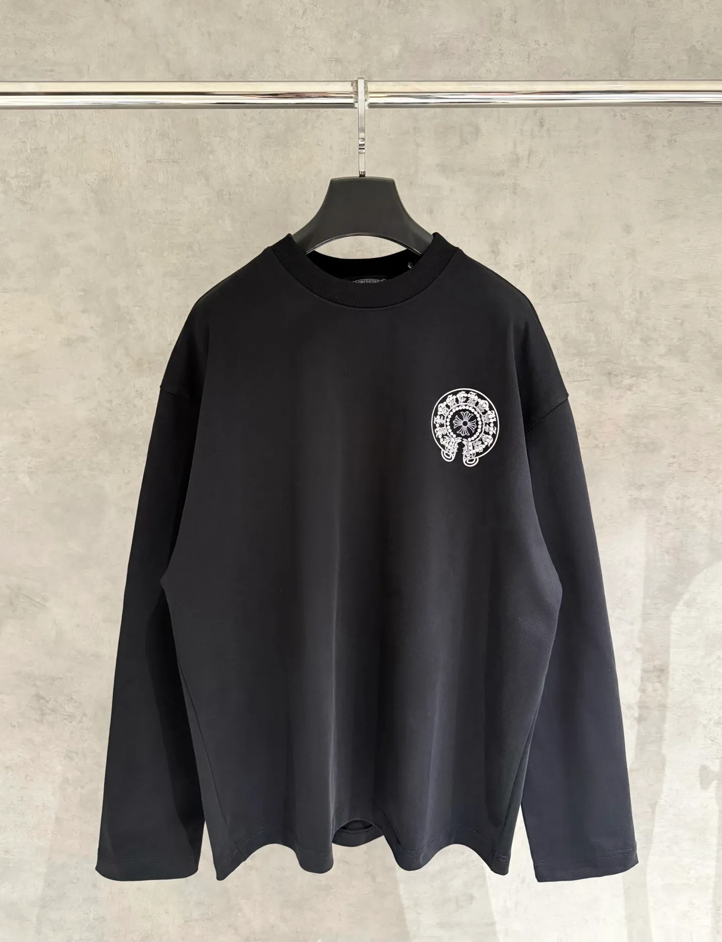 🅿️350 [Strict quality control] CH Croixin's new long-sleeved sweatshirt T-shirt. Heavy 420g double yarn fabric. Three-dimensional printing on the back panel ➕ bubble beads on the front and back. The whole garment is washed twice. The four sides are frayed and torn. Heavy fabric. The neckline is made of icy Solona. Loose fit. Deep, wide and stylish. No deformation or shrinkage. Color: 3 colors, black, white and gray. Size: M-2xl